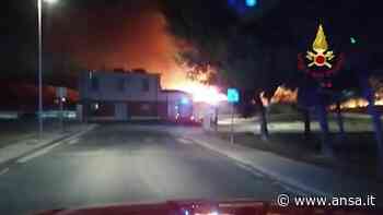 Cagliari, incendio vicino a stazione e case spento dai vigili del fuoco - Italia - Agenzia ANSA