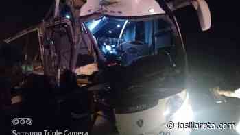 Choque de autobús de turismo contra tráiler deja 16 lesionados, en Cosamaloapan - La Silla Rota