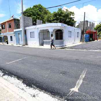 Obras Públicas realiza asfaltado de calles en Palenque, San Cristóbal - El Nuevo Diario (República Dominicana)