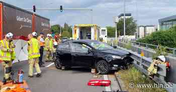 Vrachtwagen botst met personenwagen: bestuurster afgevoerd naar ziekenhuis - Het Laatste Nieuws