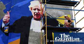 'He's cool': Ukrainian artist paints Boris Johnson mural in Zelenskiy's home town - video - The Guardian