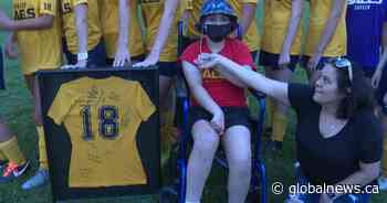 Kingston, Ont. soccer team rallies behind player after life-changing surgery complications - Global News