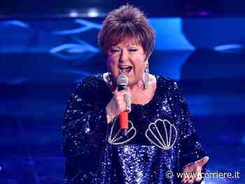 Agrigento, precipita drone durante il concerto di Orietta Berti: ferita spettatrice - Corriere della Sera