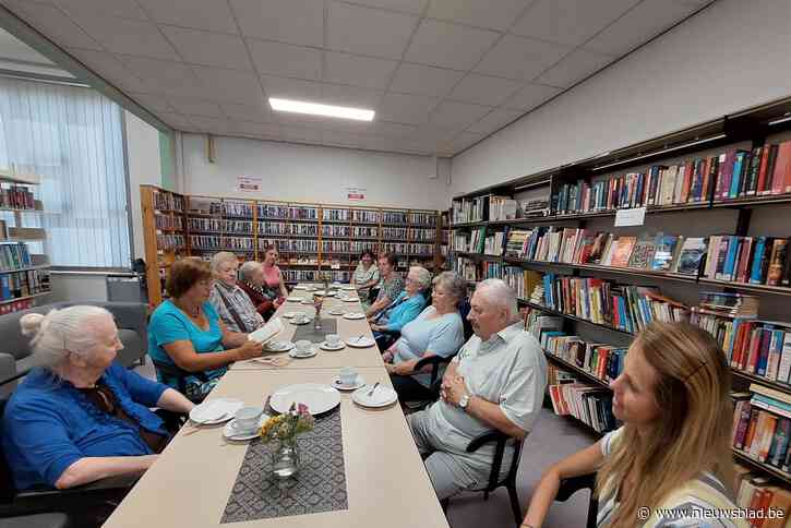 Bewoners woonzorgcentrum brengen feestelijk bezoek aan bibliotheek