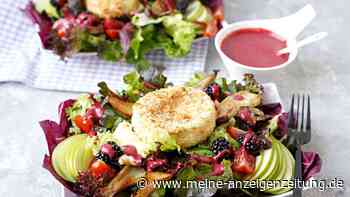 Salat mit gebackenem Camembert