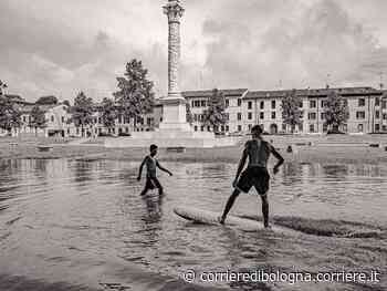 Ferrara sotto acqua: i giovani fanno surf in piazza Ariostea - Corriere della Sera