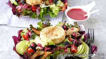 Salat mit gebackenem Camembert