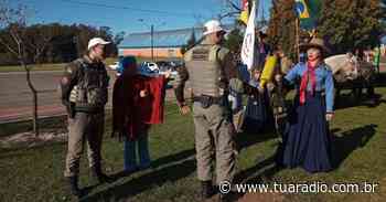 Soledade recebe cavalarianos da 19ª Região Tradicionalista que trouxeram a centelha da chama crioula - Tua Rádio