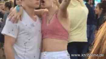 Frau brüllt Freund ins Ohr: Woher kommt das kuriose Meme?