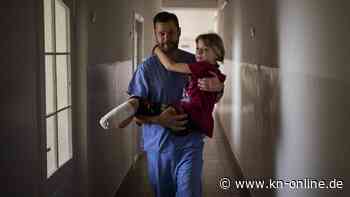 Elfjährige Jana verlor bei Raketenangriff beide Beine: Jetzt lernt sie wieder laufen