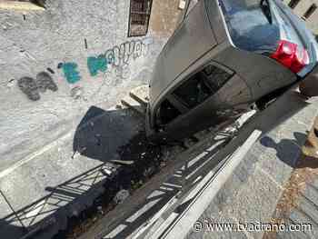 PATERNO'. INCIDENTE AUTONOMO SULLA COLLINA STORICA. PAURA PER UNA GIOVANE - TVA Tele Video Adrano - Tele Video Adrano