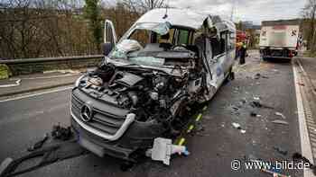 Werdohl: Behinderten-Transport frontal in Laster gekracht - BILD