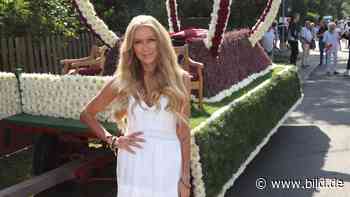 Jenny Elvers erwies neuer Königin in Amelinghausen die Ehre - Wenn meine Heide ruft, komme ich - BILD