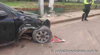 BARCARENA: MOTORISTA EM ALTA VELOCIDADE COLIDE COM POSTE E ABANDONA O CARRO - Portal do Carlos Baía