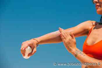 Come rimuovere le macchie di crema solare dai vestiti con questi utilissimi ed efficaci rimedi casalinghi - Proiezioni di borsa