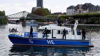 Vor Museumsuferfest: Polizei sichert schon mal den Main - BILD