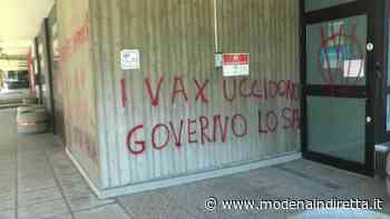 Modena, nuovo blitz dei No vax: colpita la sede Inail di via Cesare Costa. VIDEO - modenaindiretta.it