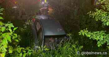 2 injured after vehicle crashes into hotel in Cobourg - Global News