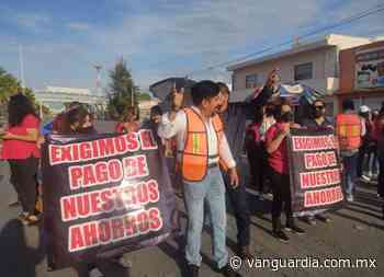 Bloquean bulevar en Torreon; maestros de la Sección 35 exigen les paguen ahorro - Vanguardia MX