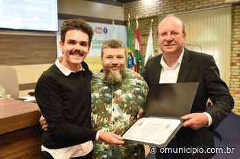 André Groh recebe homenagem da Câmara de Brusque por dez anos de jornal O Município - O Município