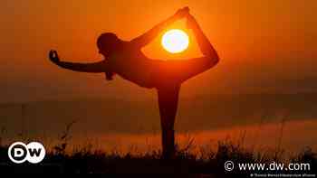 Escuela de Yoga de Buenos Aires: sueños de felicidad a cambio de dinero - DW (Español)