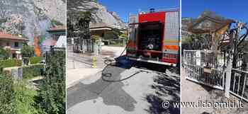 Fumo e fiamme nell'Alto Garda (FOTO), bruciano una siepe, cancelli e pali dell'illuminazione. Preoccupazione per alcune condutture di gas - il Dolomiti