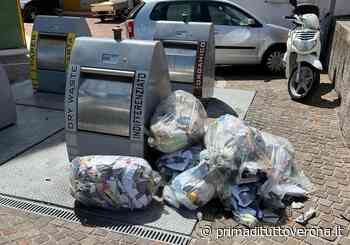Garda, sacchi di immondizia per terra: sindaco scopre i colpevoli con le telecamere - Prima Verona