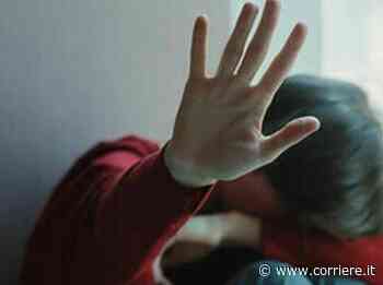 Catania, tredicenne abusato: arrestati due uomini e una donna (uno è un parente) - Corriere della Sera