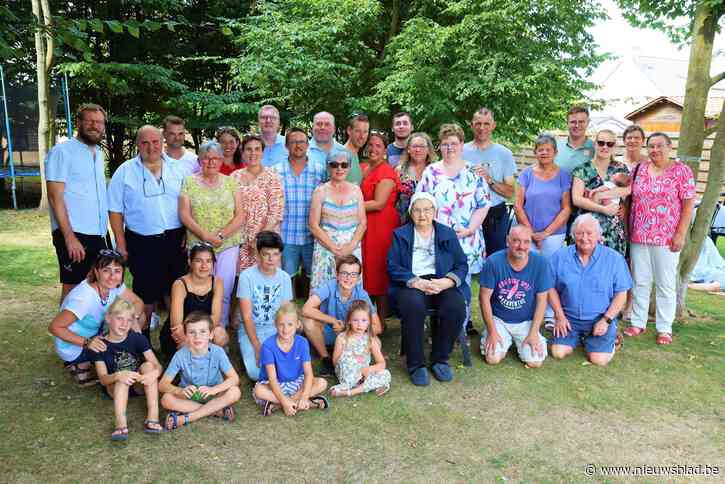 Dokter Herrebautlaan verbroedert op gezellige wijkbarbecue