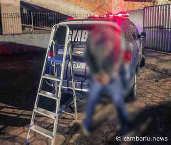 Ladrão é preso com escada de alumínio que havia acabado de furtar - Camboriú News