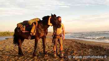 Lascia il lavoro e gira tutta l’Italia con il cavallo: "All’inizio non ci credeva nessuno"