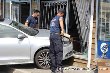 Car smashes into front window of Nanaimo jewelry store - Saanich News