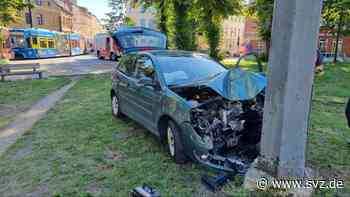 Schwerin: Autofahrer stirbt nach Unfall auf dem Platz der Freiheit - svz – Schweriner Volkszeitung