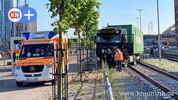 Lkw rutscht in Kiel von der Kaistraße und blockiert die Hafenbahn