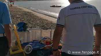 Blitz all'alba contro chi occupa il posto in spiaggia libera, sequestrati ombrelloni e asciugamani - Fanpage.it