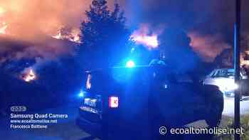 Fiamme lungo la provinciale Schiavi-Castiglione: impossibile operare, si attende l'alba per un mezzo aereo - L'Eco dell'Alto Molise e Alto Vastese