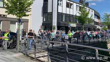 Rasseln und Trillerpfeifen: Protestmarsch durch Meschede - wp.de - WP News