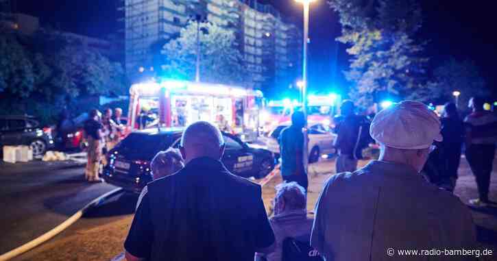 Feuerball bei Brand auf Dach von Berliner Mietshaus