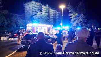 Feuerball bei Brand auf Dach von Berliner Mietshaus