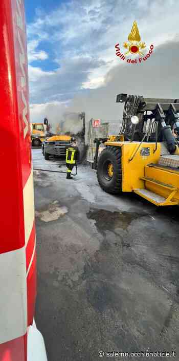 Incendio al porto di Salerno: prende fuoco un mezzo d’opera - L'Occhio di Salerno
