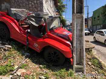 Turista é arremessado de buggy após veículo bater em poste em Natal - Globo