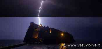 Tempesta di fulmini su Ischia, uno "colpisce" il castello aragonese: le foto spettacolari fanno il giro del web - Vesuvio Live