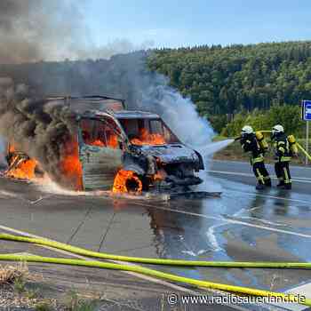 Brennender Kleintransporter auf A46-Zubringer bei Olsberg - Radio Sauerland