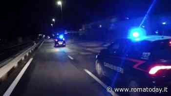 Sfugge al controllo: carabiniere incastrato nella portiera dell'auto in fuga viene trascina per metri