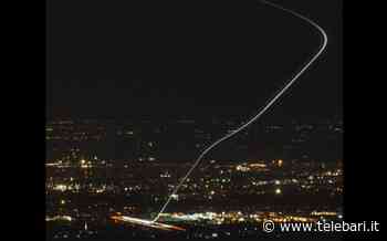 Aereo decolla verso Bari, fotografo cattura la scia luminosa nel cielo di Torino - Telebari