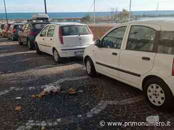 Spazzatura lanciata dal balcone colpisce auto parcheggiata: “Ci sono due testimoni, dicano chi è stato” - Primonumero