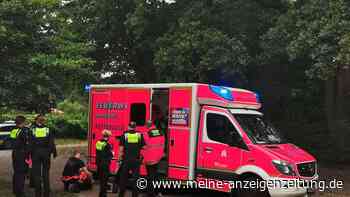 Rettungskräfte bringen Jugendliche aus Park in Krankenhaus