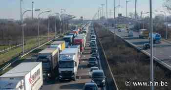 Linkerrijstrook versperd na ongeval op E17 richting Gent in Kalken - Het Laatste Nieuws