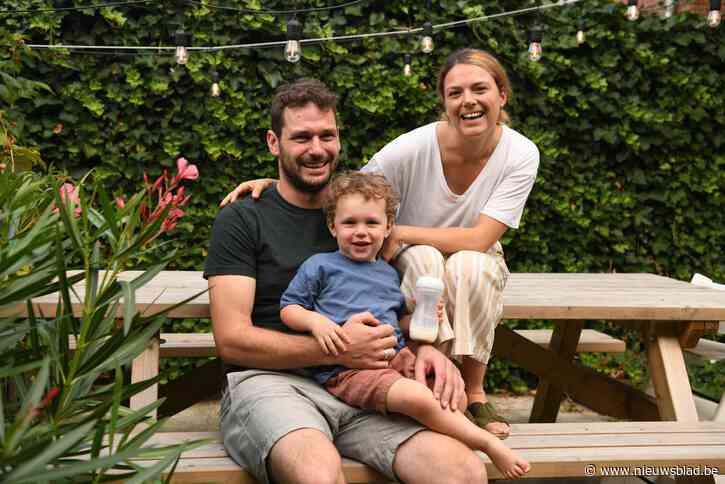 Sanne en Flup verloren een jaar geleden hun dochtertje Lio, om UZA te steunen verkopen ze pulled pork op jaarmarkt in Edegem