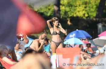 Ophélie Meunier pose sa serviette sur une emblématique plage de Ramatuelle